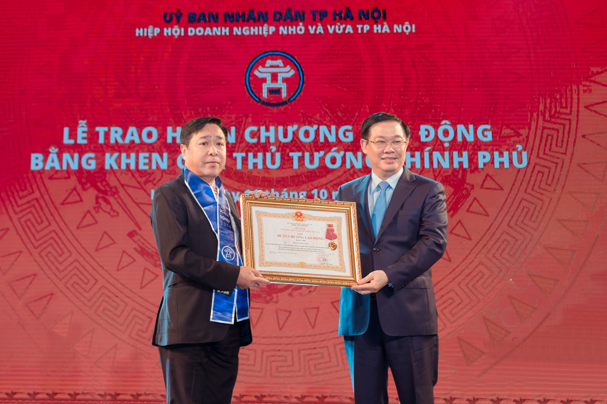Năm 2019 - Năm thành công của doaonNăm 2019 đã chính thức khép lạivới những con số tăng trưởng ấn tượng của nền kinh tế, trong đó có đóng góp không nhỏ của các tổ chức Hiệp hội và cộng đồng doanh nhân.h nhân Việt